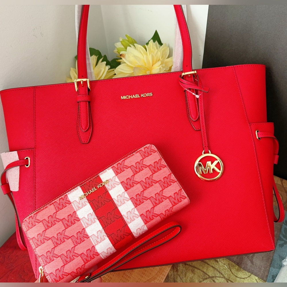 MICHAEL KORS GILLY LARGE DRAWSTRING TRAVEL TOTE LEATHER + WALLET SET